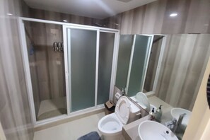 Studio | Bathroom | Shower, rainfall showerhead, free toiletries, bidet