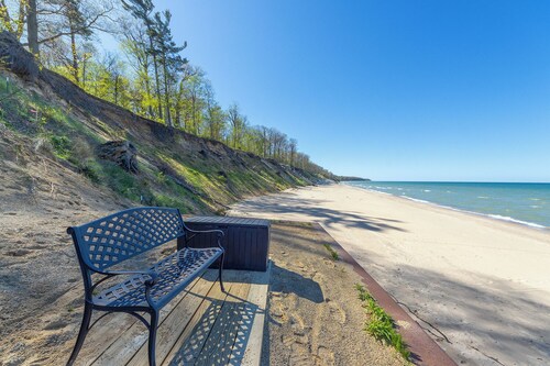 Artist Cottage - Lake Michigan Access - Unique Art throughout