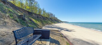 Artist Cottage - Lake Michigan Access - Unique Art throughout