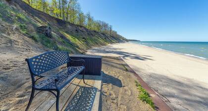 Artist Cottage - Lake Michigan Access - Unique Art throughout