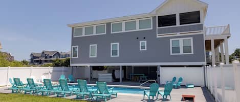 Et toetagers hus med en overdækket terrasse og swimmingpool.