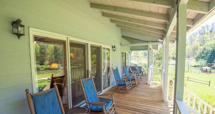 New River Mountain Getaway - Fire Pit - Gas Fireplace - Minutes to West Jefferson