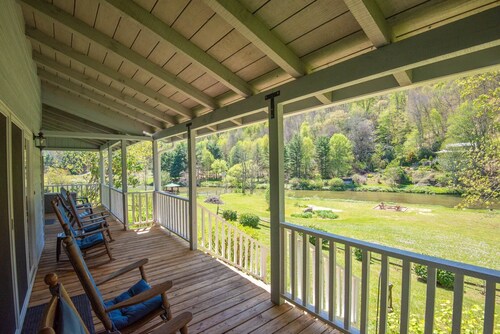 New River Mountain Getaway - Fire Pit - Gas Fireplace - Minutes to West Jefferson