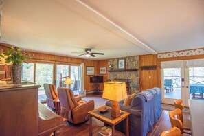 Smart TV, fireplace