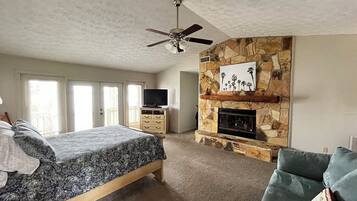 2 bedrooms, desk, iron/ironing board, WiFi