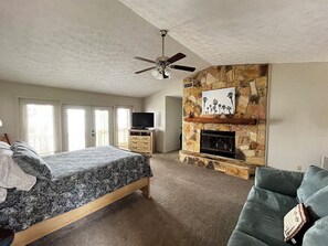 2 bedrooms, desk, iron/ironing board, WiFi