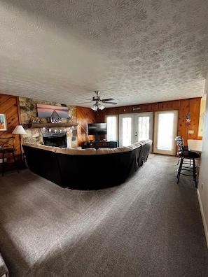 TV, fireplace - Great Lake House for Water sports & Fishing (Hampton)