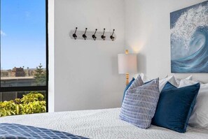 1 habitación, tabla de planchar con plancha y cuna de viaje 