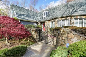 Exterior - Cheerful 6-Bedroom Villa with Pool and Tennis Courts near the beach! (Fairfield)