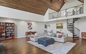 Smart TV, fireplace, printers - Cheerful 6-Bedroom Villa with Pool and Tennis Courts near the beach! (Fairfield)