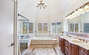 Shower, jetted bath, towels, soap - Cheerful 6-Bedroom Villa with Pool and Tennis Courts near the beach! (Fairfield)