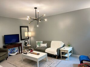 TV - Superb Spacious Loft in Old Toronto close to Distillery District  (Toronto)