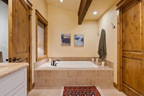 Shower, hair dryer, towels - New! Next to Swan River, Flathead Lake, Downtown Bigfork (Bigfork)