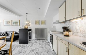 Køleskab, ovn, kogeplade, kaffe-/temaskine