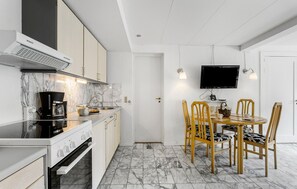 Réfrigérateur, four, plaque de cuisson, cafetière/bouilloire
