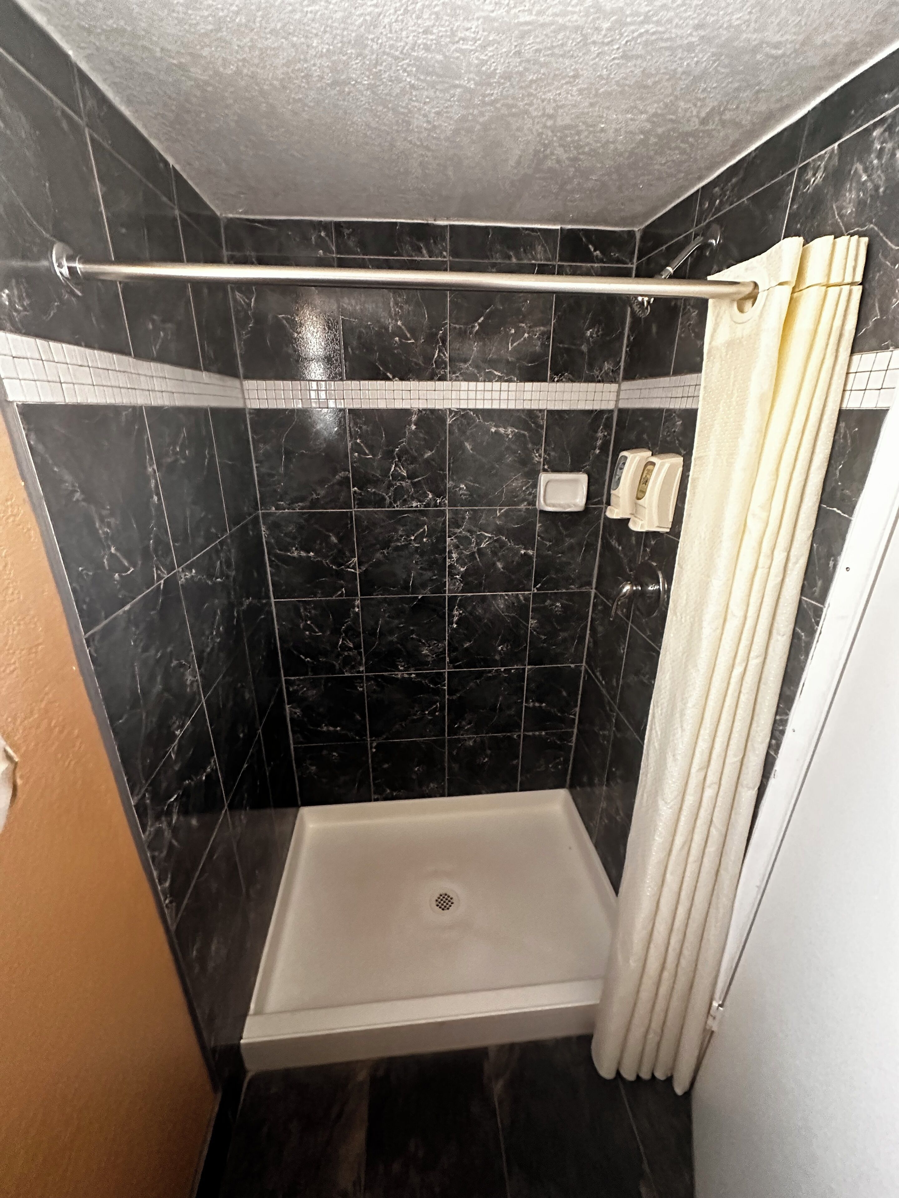 吹风机、毛巾、肥皂、洗发水