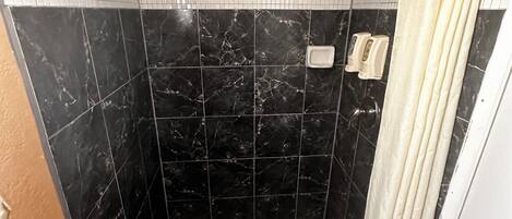 吹风机、毛巾、肥皂、洗发水