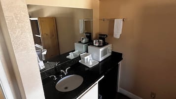 Secadora de cabello, toallas, jabón, shampoo