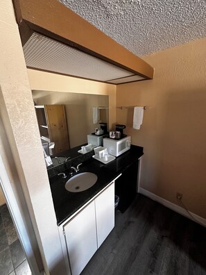 Hårtork, handdukar, tvål och schampo