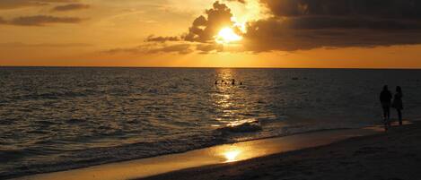 サンラウンジャー、ビーチタオル