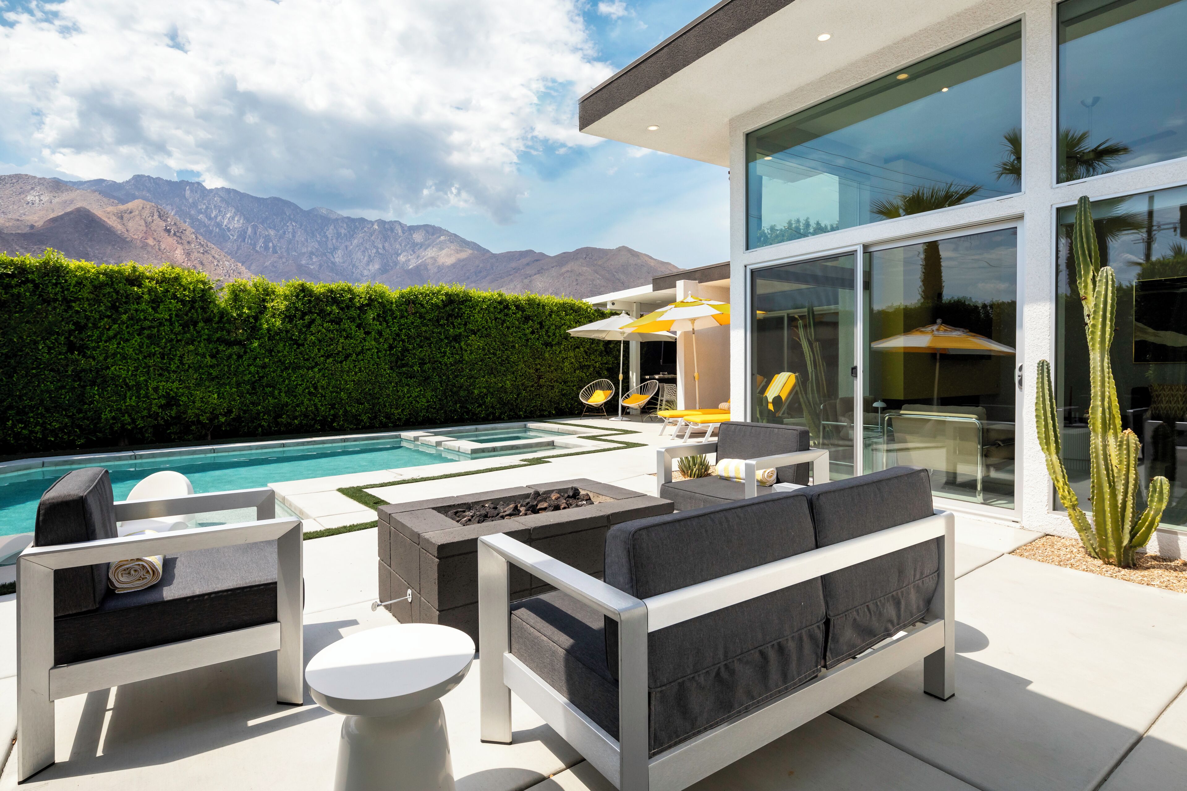 Utomhuspool och uppv ärmd pool