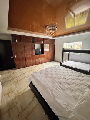 3 chambres, fer et planche à repasser, Wi-Fi, draps fournis