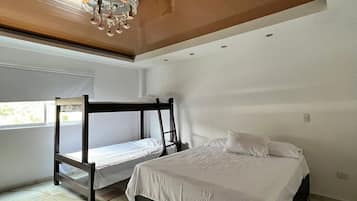 3 habitaciones, tabla de planchar con plancha, wifi y ropa de cama