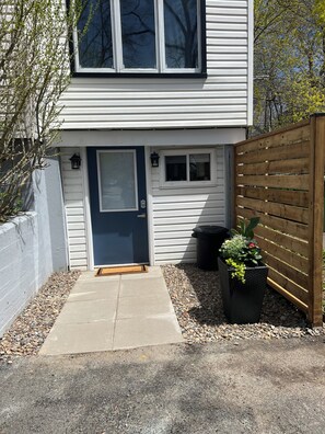 A house with a front door, a small porch, a wooden fence, and a potted plant. - Cozy on Connaught. Central apartment in Halifax - very walkable! (Halifax)