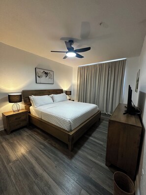 2 bedrooms, desk, iron/ironing board, travel crib - Your ideal near by Disney parks stay! Great for families. Quite community (Davenport)