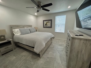 3 bedrooms, desk, WiFi, bed sheets