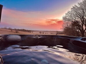 Outdoor spa tub - Magnolia Tiny House: Private Hot Tub, Lovely Views (Ponca)