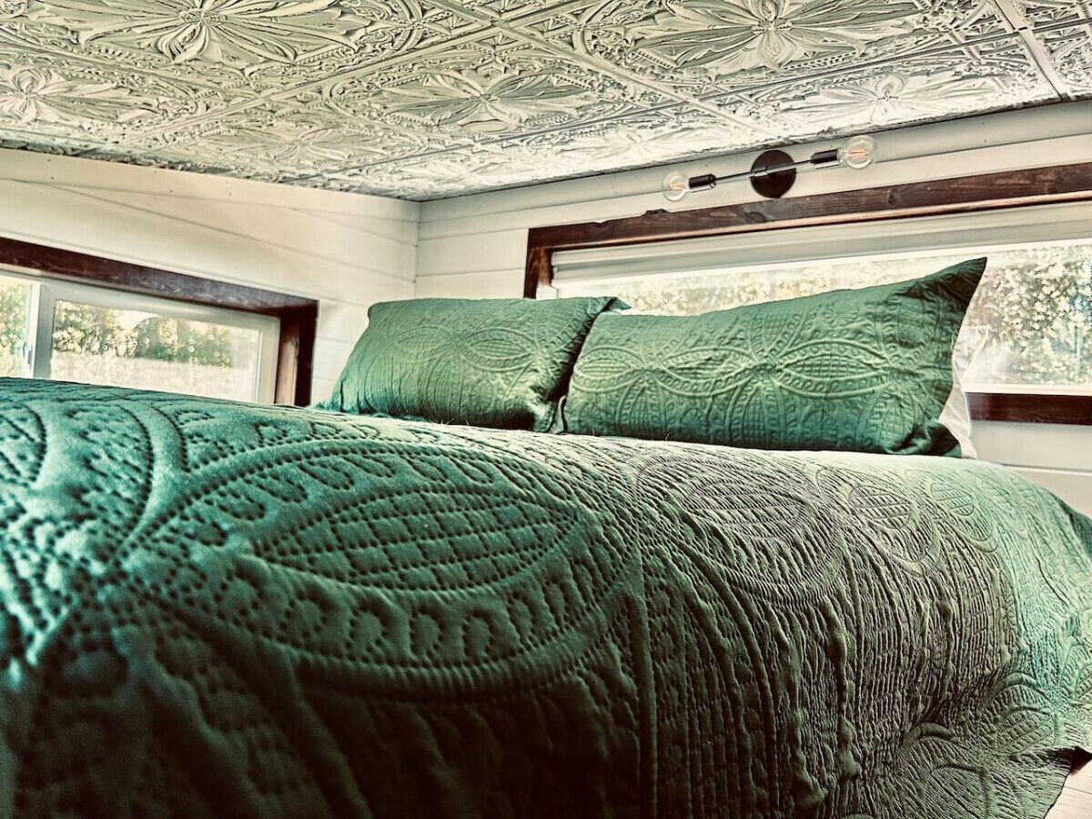 Desk, iron/ironing board, WiFi, bed sheets