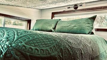 Een bureau, een strijkplank/strijkijzer, wifi, beddengoed