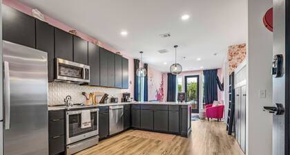 NEW! Downtown Dolly!! 5min./1.3 miles to Broadway/Free Parking/Rooftop Lounge!
