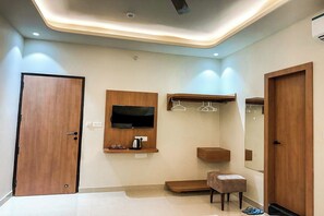 豪華雙人房 | 書桌、遮光布/窗簾、熨斗/熨衣板、折疊床/加床