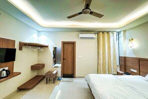 書桌、遮光布/窗簾、熨斗/熨衣板、折疊床/加床