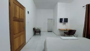 Escritorio, cortinas blackout, wifi gratis y ropa de cama