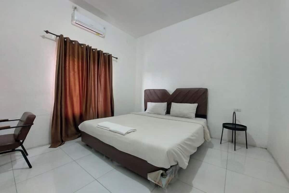 Desk, blackout drapes, free WiFi, bed sheets