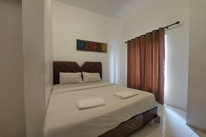 Deluxe Double Room, Balcony | Desk, blackout drapes, free WiFi, bed sheets - Grand K Hotel (Medan)