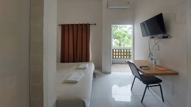 Deluxe Double Room, Balcony | Desk, blackout drapes, WiFi (free), bed sheets - Grand K Hotel (Medan)