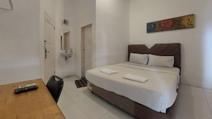 Deluxe Double Room, Balcony | Desk, blackout drapes, WiFi (free), bed sheets - Grand K Hotel (Medan)