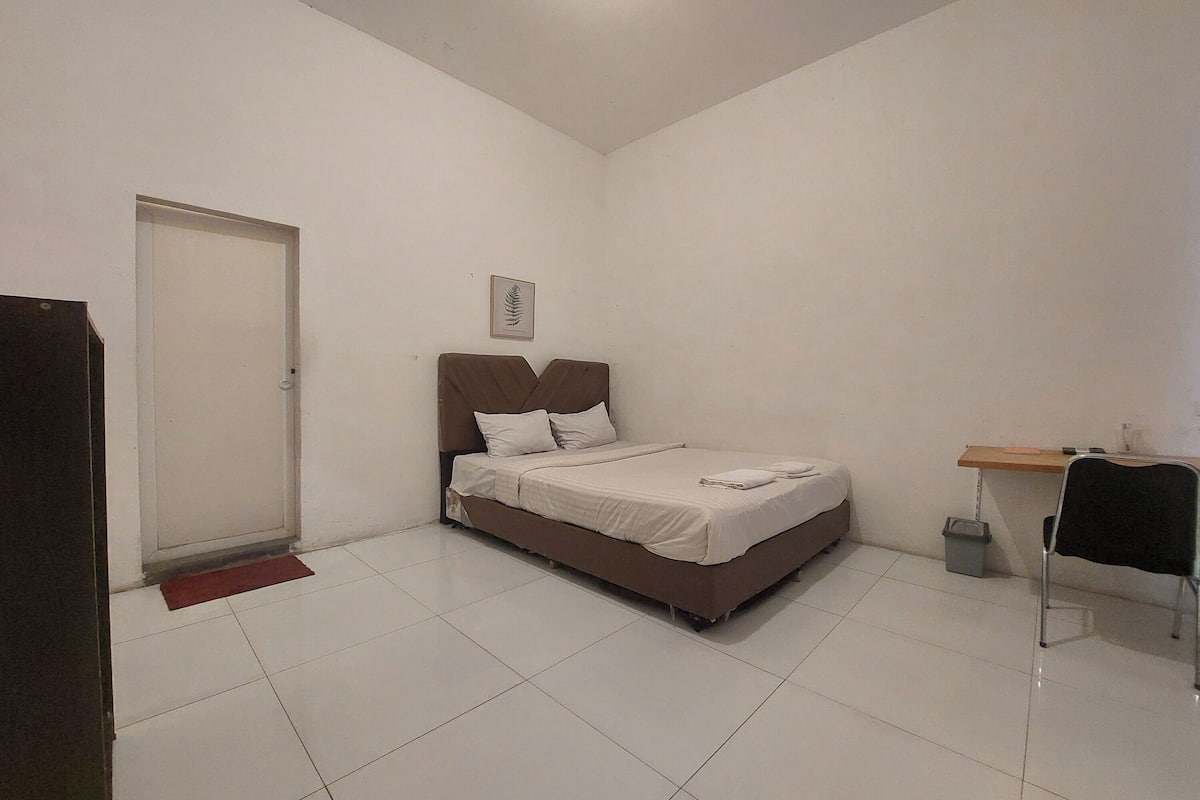 Standard Double Room | Desk, blackout drapes, free WiFi, bed sheets