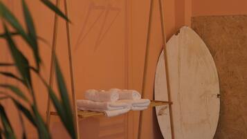 Habitación doble superior | Baño | Regadera y regadera tipo lluvia