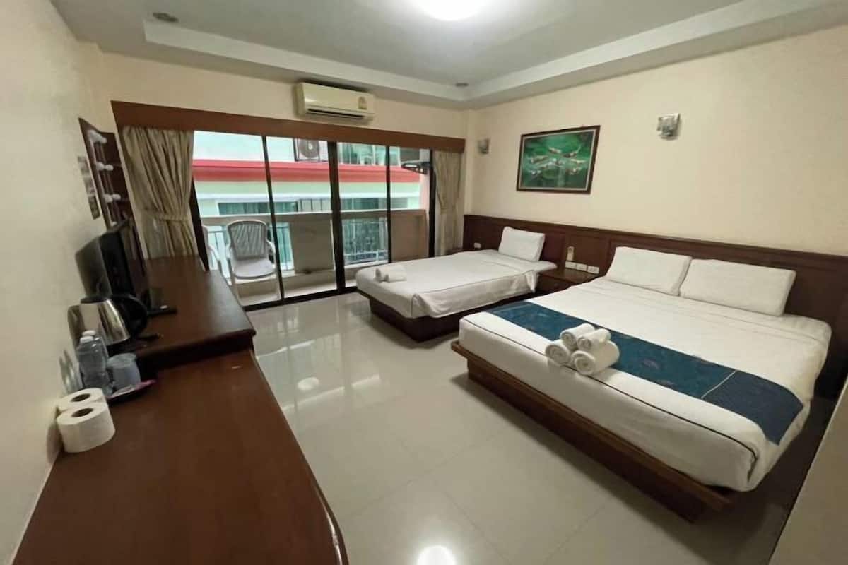1 bedroom, desk, blackout drapes, free WiFi