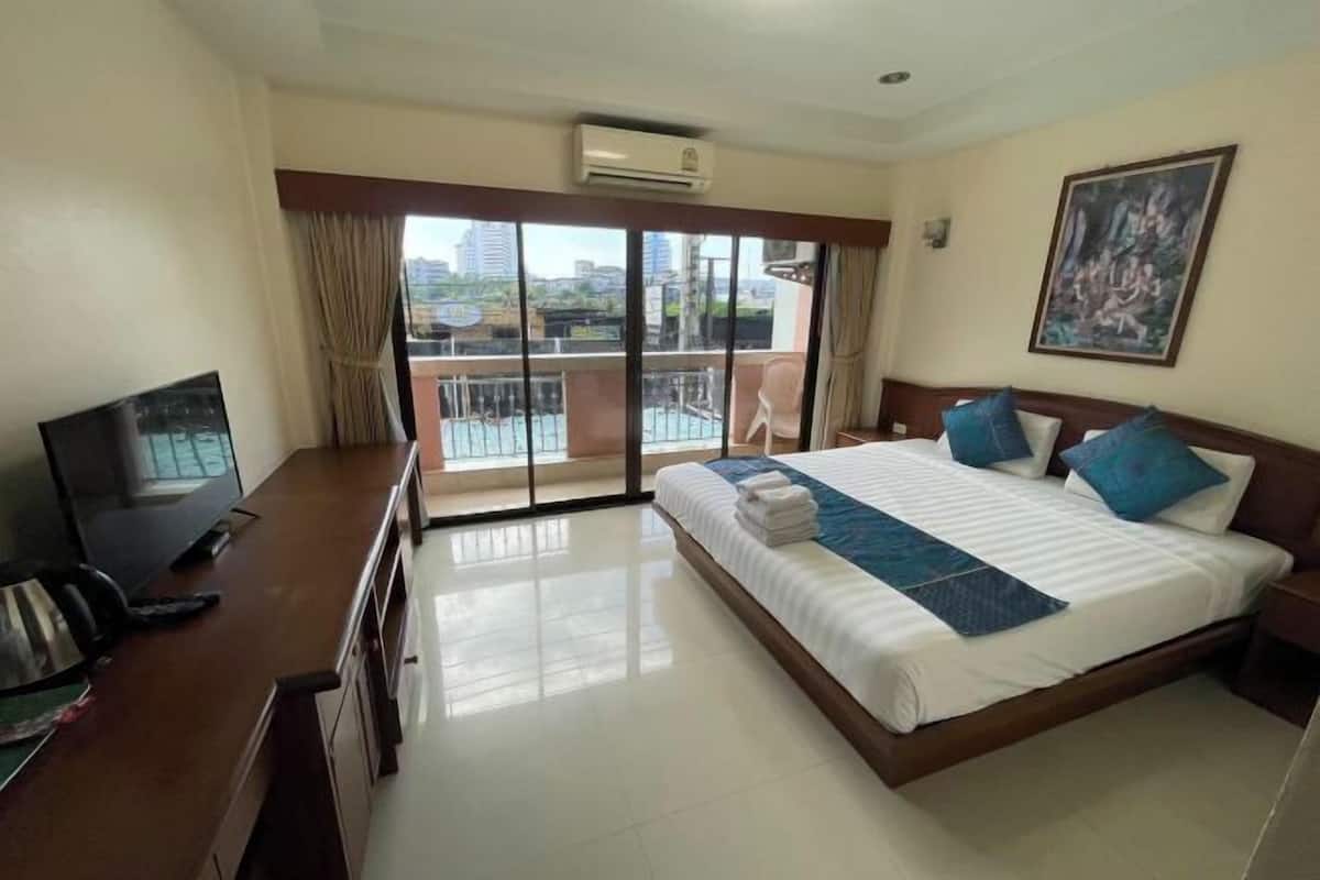 1 bedroom, desk, blackout drapes, free WiFi