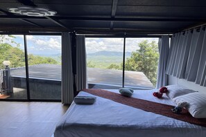Habitación de lujo | Escritorio y camas extra 