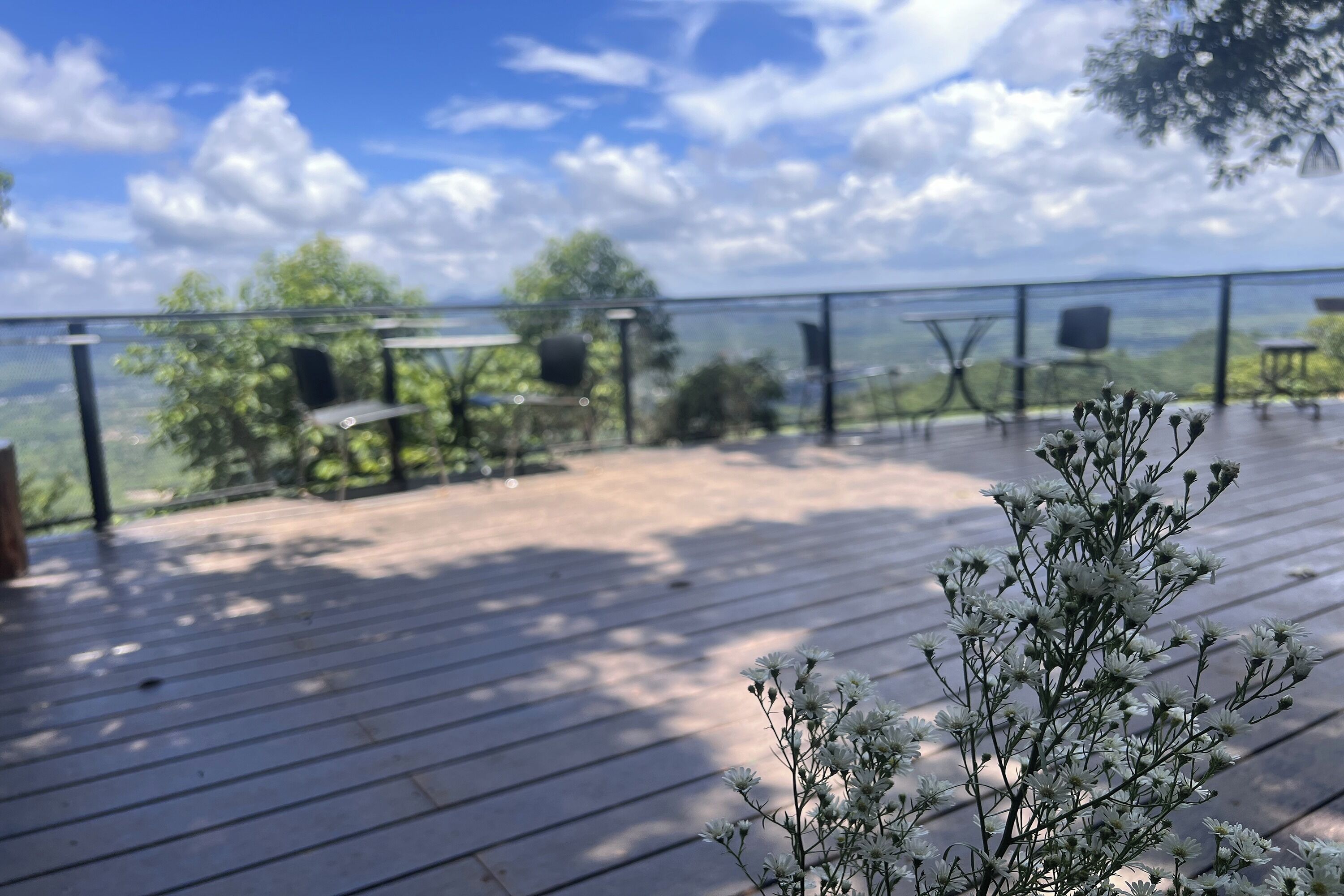 Um deck ao ar livre com vista para o céu e árvores.
