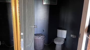 Superior Room | Bathroom | Shower, rainfall showerhead, free toiletries, towels