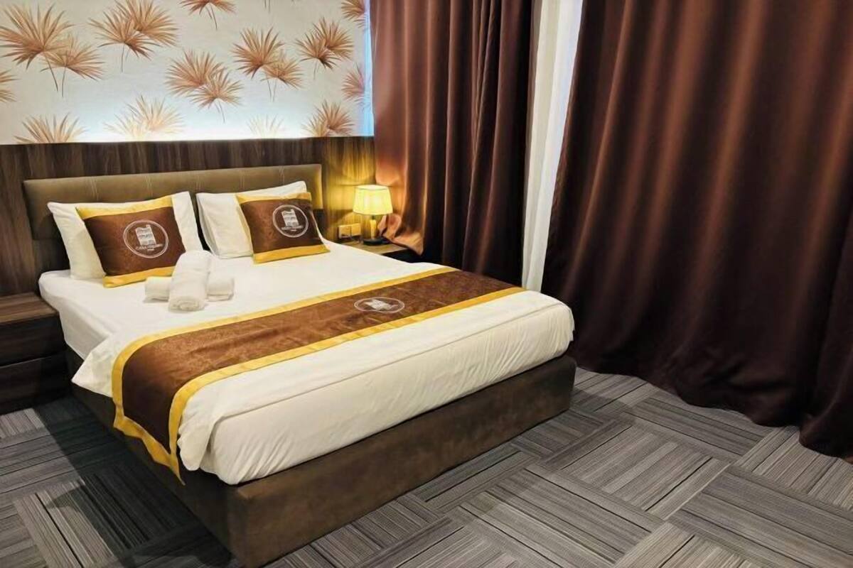 Escritorio, wifi gratis y ropa de cama 