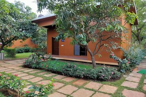 デスク、防音設備、アイロン / アイロン台、WiFi (無料)